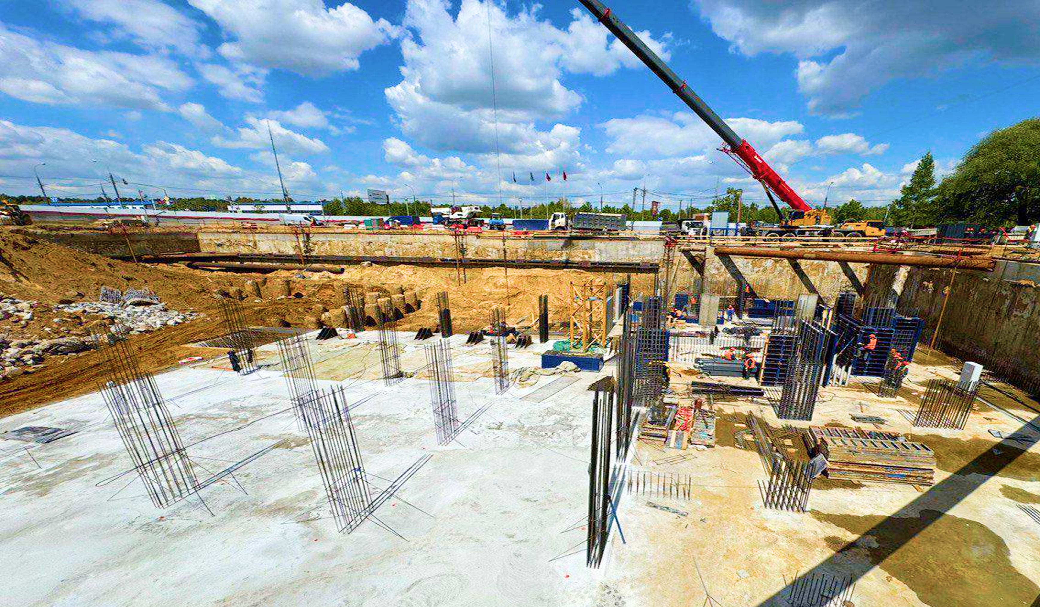 Девелопер «Сияние» установит четвертый башенный кран на площадке строительства ЖК «Крылатская 33» до конца августа 